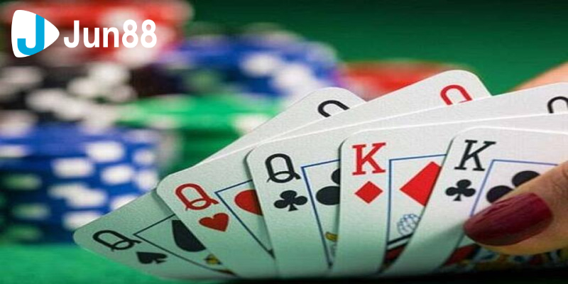 Kỹ Thuật Kiểm Soát Tay Trong Cách Xào Bài Gian Lận 4 Kiểm soát tay thuần thục có thể xào bài gian lận mà không bị phát hiện